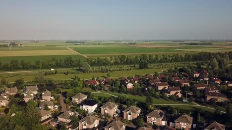 Vista-De-Drones-Del-Golf-Y-La-Zona-Residencial-En-Dronten,-Flevoland,-Países-Bajos