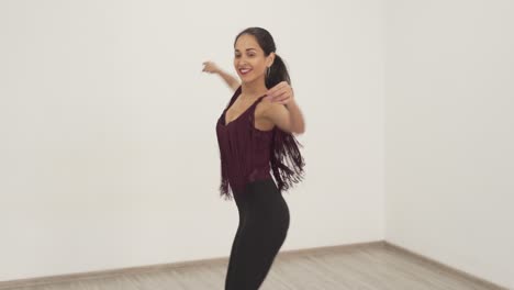 Schöne-Kaukasische-Frau,-Die-Lateinamerikanische-Tanzbewegungen-Im-Tanzstudio-2-übt