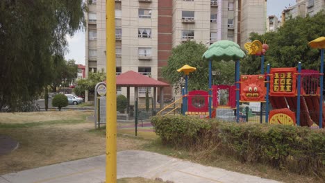 Spielplatz-Inmitten-Von-Gebäuden-In-Mexiko-Stadt
