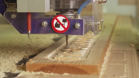 Eine-CNC-Maschine-Skizziert-In-Zeitlupe-Ein-Holzschild-In-Einer-Möbelfabrik