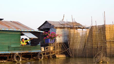 Vista-Del-Barco-En-El-Pueblo-Flotante-Tradicional-En-El-Lago-Tonle-Sap,-Siem-Reap,-Camboya