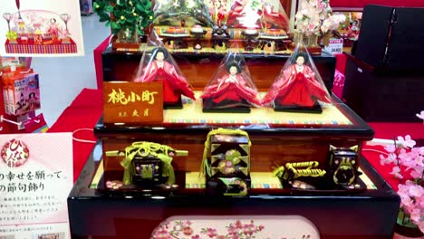 Teures-Japanisches-Geisha-Puppenset-Zum-Verkauf-In-Einem-Kaufhaus