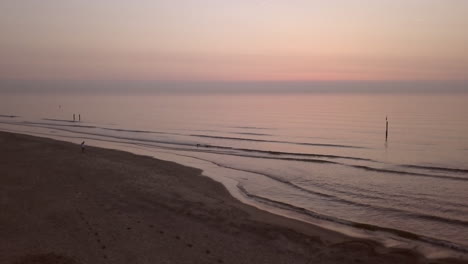 Luftaufnahme-Eines-Ruhigen-Nordseestrandes-Bei-Sonnenuntergang