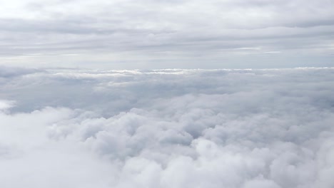Vuelo-Sobre-Las-Nubes,-Vista-Aérea-Del-Paisaje-Nublado-Desde-Un-Avión