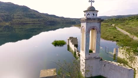 Verlassene-Alte-Kirche-Unter-Wasser-Des-Stausees-In-Zypern-Getaucht