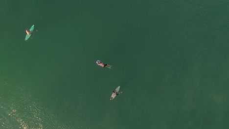 Toma-Cenital-Aérea-De-Surfistas-Esperando-En-Playa-Zicatela-Puerto-Escondido,-Oaxaca
