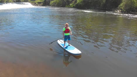 Joven-Practicando-Paddle-En-El-Río