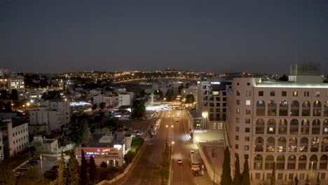 Vista-Nocturna-De-La-Ciudad-De-Jerusalén,-De-La-Calle-A-La-Vista-Panorámica,-Disparo-De-Drones,-Israel
