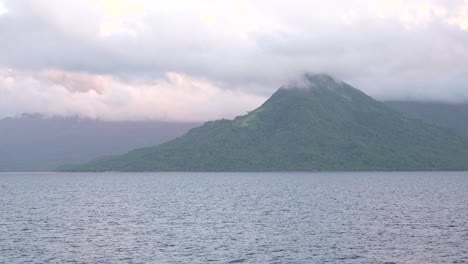 Wolken-Ziehen-Am-Frühen-Morgen-über-Die-Berggipfel-Einer-Wunderschönen-Exotischen-Tropischen-Vulkaninsel,-4k