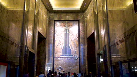 El-Hall-De-Entrada-Del-Empire-State-Building-Con-Multitudes