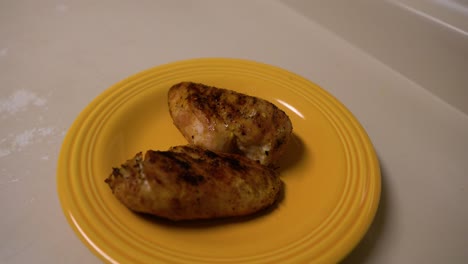Pollo-Cocinado-A-La-Parrilla-Servido-En-Un-Plato