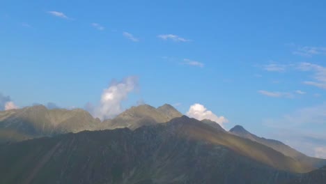 Ein-Vergrößerter-Zeitraffer-Eines-Bergrückens-In-Den-Fagaras-Karpaten-An-Einem-Klaren-Sommertag-Mit-Einigen-Leichten-Wolken