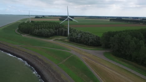 2-Windturbinen-Entlang-Eines-Flusses-Erzeugen-Grünen-Strom