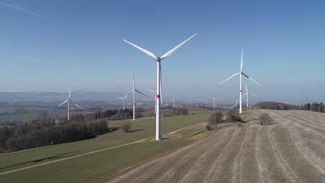 Luftaufnahme-Von-Windmühlen-Auf-Dem-Feld,-Die-Grünen-Strom-Erzeugen