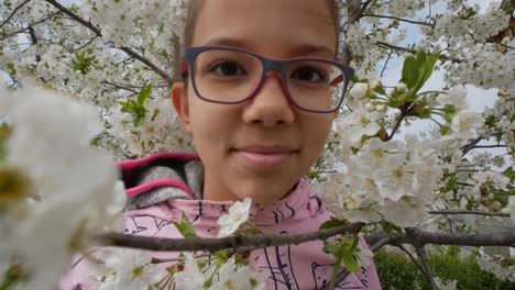 Ein-Kleines-Mädchenporträt-Vor-Dem-Hintergrund-Eines-Blühenden-Kirschbaums