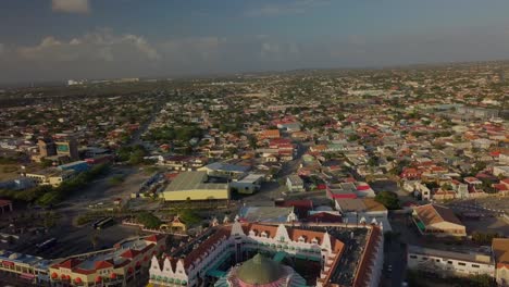 Vista-Aérea-De-Las-Casas-En-La-Ciudad-Oranjestad-De-Aruba-Con-Cielos-Azules-4k