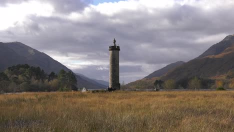 Monumento-De-Glenfinnan-En-Colores-Otoñales-Mirando-Hacia-Loch-Shiel-En-La-Luz-De-La-Mañana-Soleada