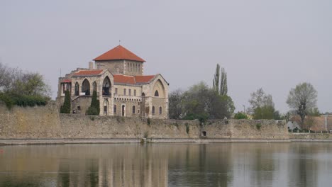Establishing-shot-of-Tata-Castle-at-the-shore-of-Öreg-Lake,-Tata,-Hungary
