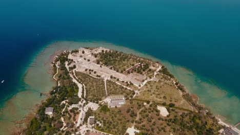 Drone-shot-over-Sirmione-city,-Garda-lake-Italy