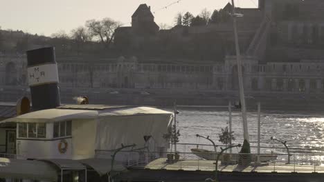 Boat-restaurant-in-Danube