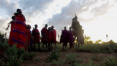 Una-Tribu-Maasai-Participa-En-Danzas-Rituales-Al-Atardecer-En-Tierras-Tribales-Cerca-Del-Parque-Nacional-De-Amboseli-A-Fines-Del-Verano-Bajo-Cielos-Nublados