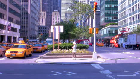 Blick-Auf-Den-Autoverkehr-In-New-York-City-Zur-Hauptverkehrszeit,-Staus-Und-Wolkenkratzer,-Gebäude