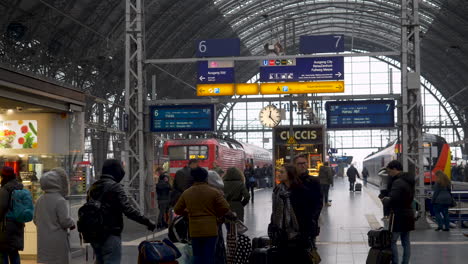 Cámara-Lenta:-Gente-Caminando-Por-La-Estación-De-Frankfurt-Bahnhof