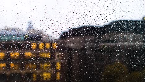 Regentropfen-Fallen-Auf-Das-Fenster