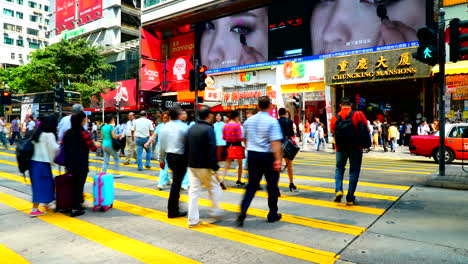 Hong-Kong,-China,-Circa:-Peatones-Cruzando-Una-Calle-Muy-Transitada-En-El-Distrito-Comercial-Del-Centro
