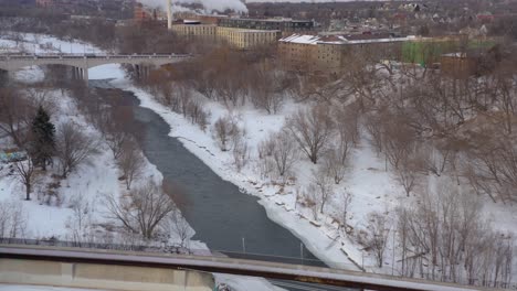 Luftbild-Eines-Rauschenden-Flusses-Im-Winter-[4k