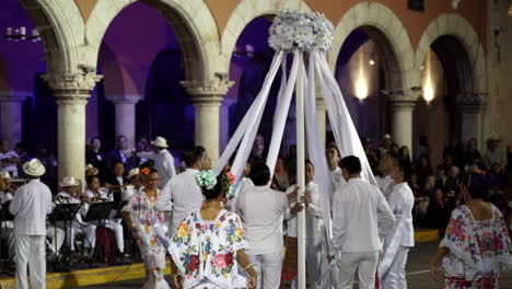 Yucatan-Mestiza-Hochzeit-Bei-Nacht