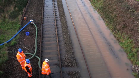 Reino-Unido-Febrero-De-2014---El-Agua-De-La-Inundación-Es-Bombeada-De-Una-Vía-Férrea-Por-Los-Trabajadores-Ferroviarios-De-La-Red-Durante-Las-Inundaciones-De-Los-Niveles-De-Somerset