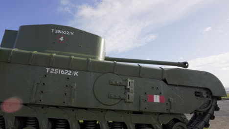 Churchill-Tank-Memorial-Frente-Al-Mar-En-Carrickfergus,-Tanque-Verde,-Cielo-Azul-Con-Algunas-Nubes,-Destello-De-Lente-En-La-Esquina