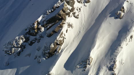 Vista-Aérea,-Elevándose-Por-Encima-De-Un-Pico-De-Montaña-Cubierto-De-Nieve-En-Los-Alpes-Franceses