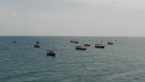 Barcos-De-Pesca-Anclados-Cerca-De-La-Ciudad-De-Piedra-De-Zanzíbar-Tanzania