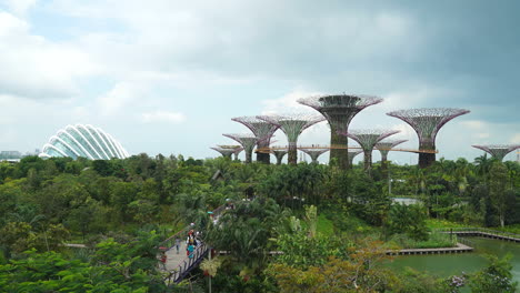 Singapur-–-Ca.-Zeitraffer-Von-Der-Spitze-Der-Bezaubernden-Singapur-Gärten-An-Der-Bucht-Mit-Dem-Touristenstrom