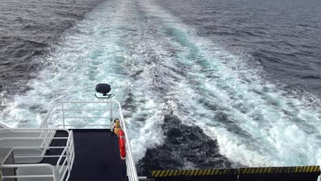 Weiße-Schaumwolke-Eines-Schiffes,-Das-Vom-Hinteren-Bootsdeck-Aus-Auf-Das-Meer-Blickt