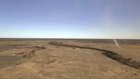 Ein-Staubteufel-Wirbelt-Mit-Einer-Drohne-Aus-Der-Vogelperspektive-Durch-Das-Australische-Outback