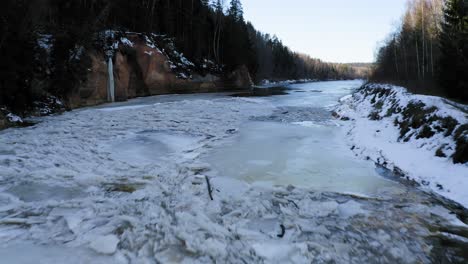 Fliegen-über-Den-Zugefrorenen-Gauja-Fluss-In-Lettland