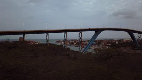 Blick-Auf-Den-Eingang-Der-Juliana-Brücke-Der-Bucht-Von-Sint-Anna-Aus-Der-Sicht-Des-Deloitte-Dutch-Caribbean-Parkplatzes-Auf-Curacao