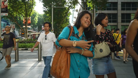 Singapur-–-Ca.-August-Zeitraffer-Von-Menschen,-Die-An-Einer-Belebten-Kreuzung-In-Singapur-Die-Straße-überqueren