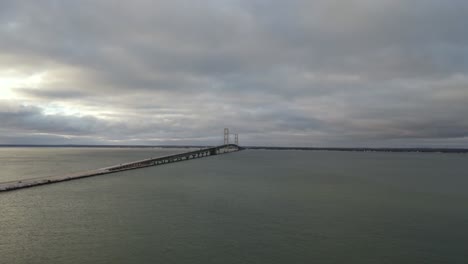 Reiner-Michigan-Sonnenaufgang-An-Der-Mackinac-Brücke---Antenne