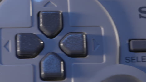 Vintage-Playstation-Controller-Und-Oberseite-Der-Konsole-In-Blaulicht-Nach-Links-Schieben