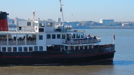 Ferry-De-Liverpool-Cruzando-El-Río-Mersey-Entre-Albert-Dock---Terminales-De-Ferry-De-Birkenhead