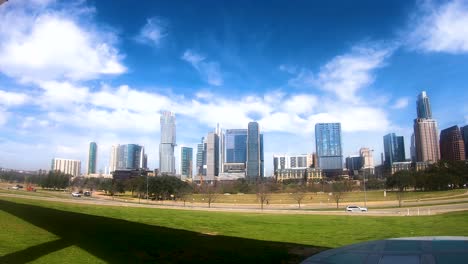 Ein-Blick-Auf-Die-Skyline-Von-Austin-Von-Der-Langen-Mitte-Am-Ufer-Des-Auditoriums-Mit-60-Bildern-Pro-Sekunde