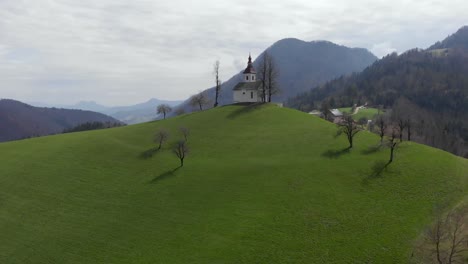 Round-drone-shot-of-Saint-Tomaz-church,-Slovenia