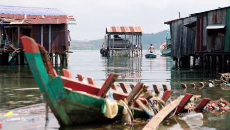 Contaminación-De-Derbis-De-Plástico-En-Un-Flotador-Flotante-Con-El-Hombre-En-El-Fondo-En-Camboya