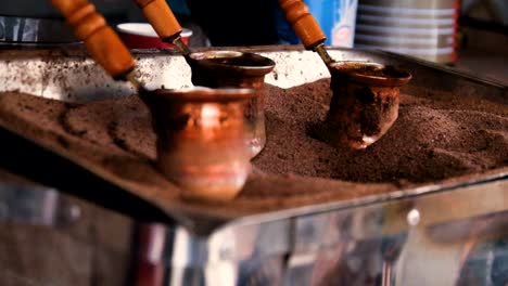 Zubereitung-Von-Türkischem-Kaffee-In-Einer-Kupferkelle-Mit-Heißem-Sand-In-Georgien