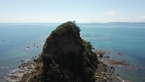 Luftaufnahme-Einer-Insel-Im-Ozean-In-Der-Bay-Of-Islands,-Neuseeland