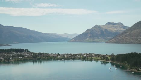 Slowmo---Schöne-Aussicht-Auf-Queenstown,-Neuseeland-Mit-Lake-Wakatipu-Und-Bergen-Im-Hintergrund
